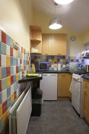 Premier Cottage, Ensuite, Courtyard View | Private kitchen