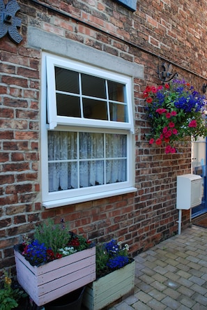 Premier Cottage, Ensuite, Courtyard View | Exterior - Saltburn Holidays Primrose Cottage (Guisborough)