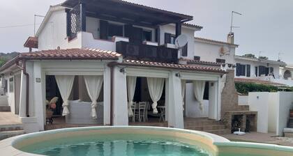 Villa with housekeeper 200 m from the sea in Porto Columbu (1 km from Pula)