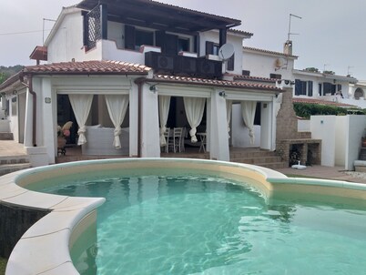 Villa with housekeeper 200 m from the sea in Porto Columbu (1 km from Pula)