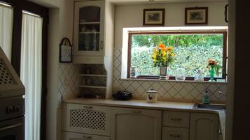 JÀÀkaappi, mikroaaltouuni, uuni, liesi