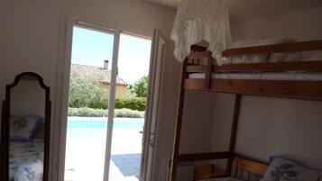3 bedrooms, iron/ironing board, wheelchair access