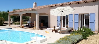 Provenza, villa con piscina,sull'altopiano della lavanda, soleggia