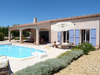 Provence, villa with swimming pool, on the lavender plateau, sunny