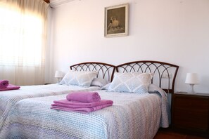 3 slaapkamers, een bureau, een strijkplank/strijkijzer, gratis wifi