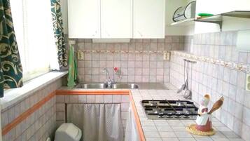 Jääkaappi, uuni, liesi, syöttötuoli