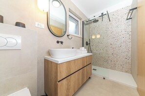 Combined shower/bathtub, hair dryer, bidet, towels - Family paradise with private heated pool and jacuzzi (Žrnovnica)