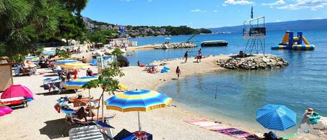 Plage à proximité, chaises longues, serviettes de plage