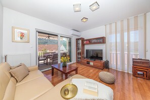 Smart TV, fireplace, ping pong, books
