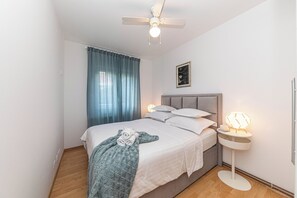 3 bedrooms, in-room safe, iron/ironing board, travel cot - Family paradise with private heated pool and jacuzzi (Žrnovnica)