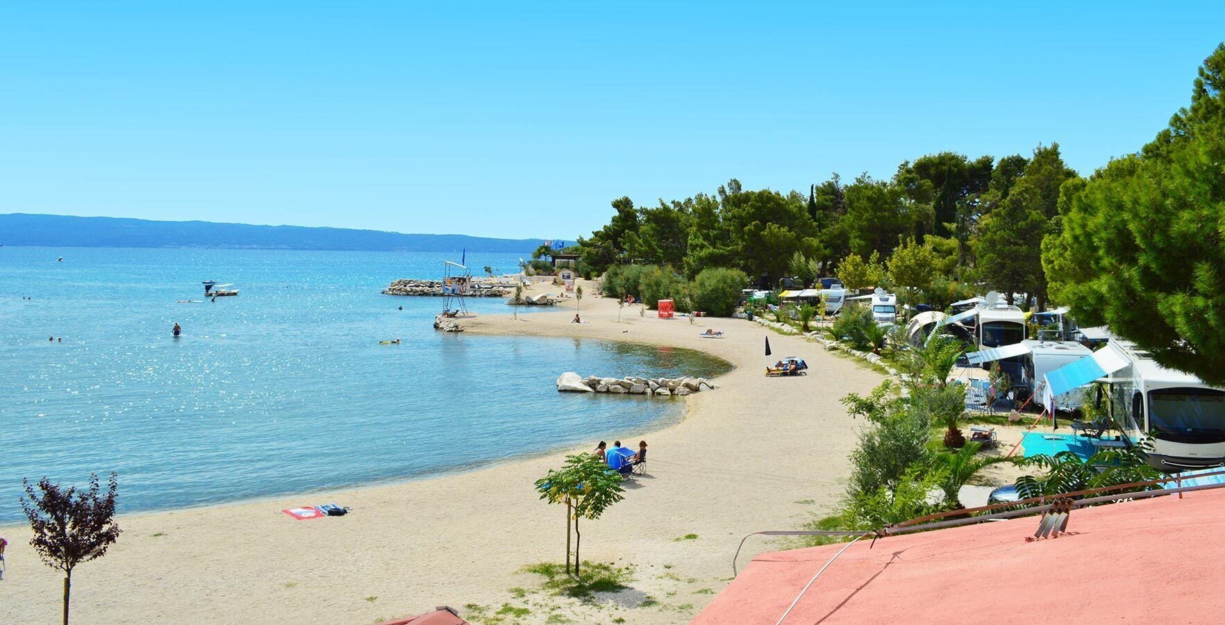 Beach nearby, sun-loungers, beach towels