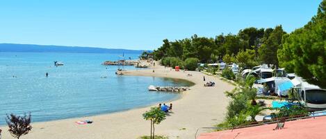 Plage à proximité, chaises longues, serviettes de plage