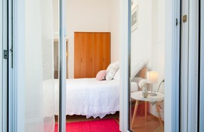 3 bedrooms, in-room safe, iron/ironing board, travel crib - Family paradise with private heated pool and jacuzzi (Žrnovnica)