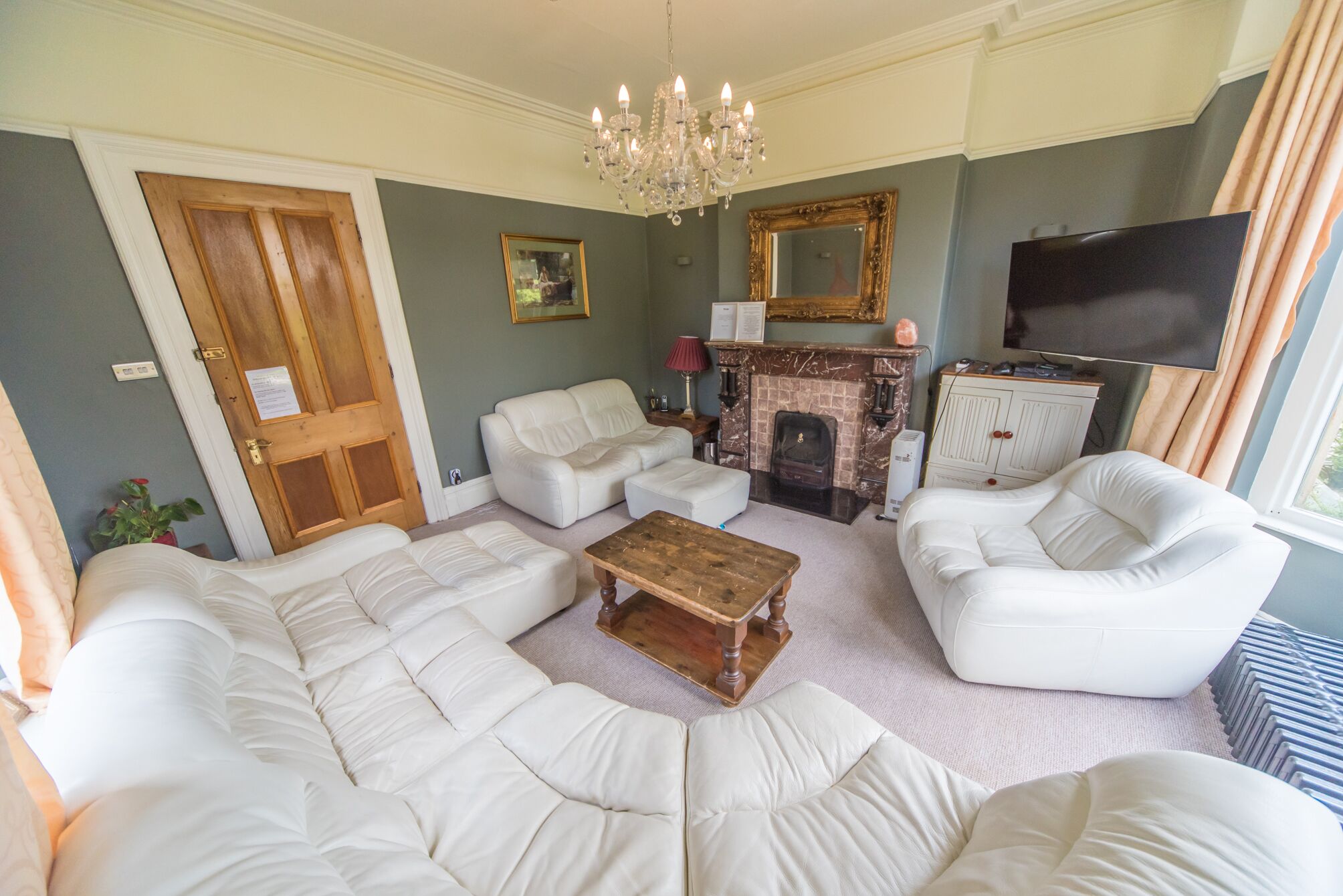 Large 7 bed house in the centre of Buxton - large communal areas