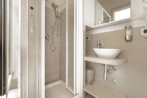Suite, 1 chambre (1251-Monolocale Cosimo) | Salle de bain | Douche, sèche-cheveux, bidet