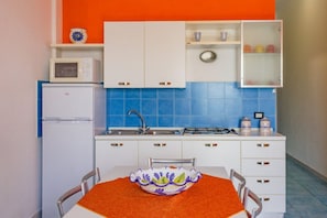 Refrigerador, microondas, placa de cocina, tostadora