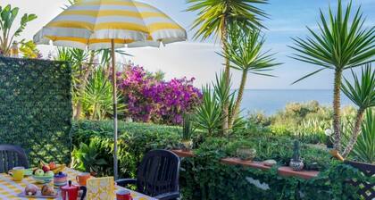 Lumia Superior-huoneisto muutaman askeleen päässä rannalta merinäköalalla