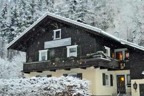 A chalet in Leogang with a balcony decorated with star ornaments and greenery. -  Chalet in Leogang , Apartment Birnhorn with large living space and 2 bedrooms (Leogang)