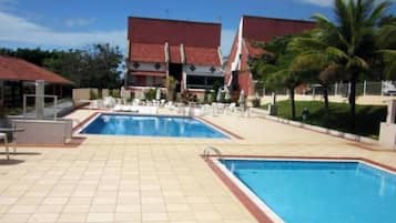 2 piscines extérieures