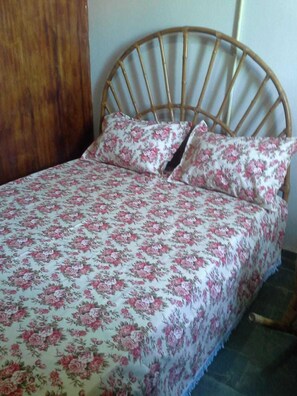 Desk, blackout curtains, iron/ironing board, free WiFi - Village dos Pássaros (Guarapari)