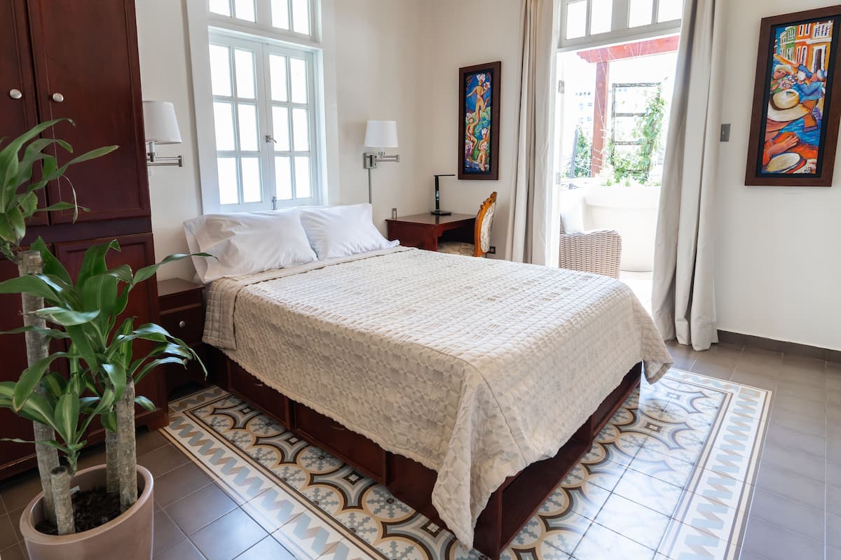 Chambre Deluxe, 1 grand lit, terrasse, vue jardin