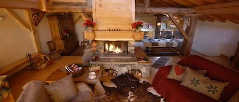 Téléviseur, foyer, lecteur de DVD, table de baby-foot