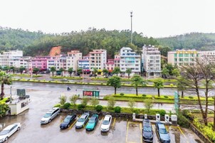 Un estacionamiento de varios niveles con varios autos estacionados.