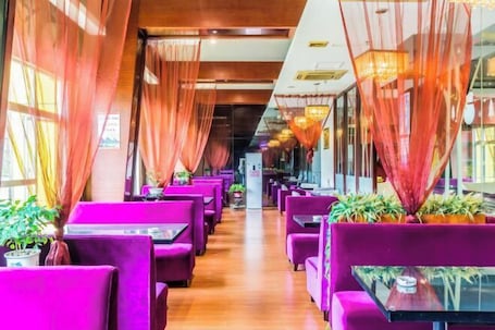 Restaurant. Ming Tien Inn