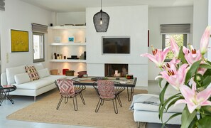 Smart TV, fireplace, DVD player, books - New Sea Side Villa with private pool and great views. Amazing for families (Pefkali)