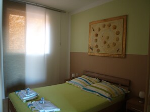 2 bedrooms, travel cot, free WiFi, bed sheets