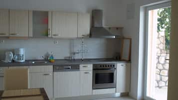 Fridge, oven, stovetop, dishwasher