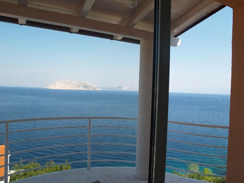 Appartements de 100m2, avec piscine, vue mer imprenable, à environ 250m de la mer