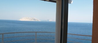 Apartments of 100sqm, with pool, unobstructed sea view, about 250m to the sea