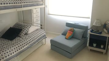 3 slaapkamers, een strijkplank/strijkijzer, gratis wifi, beddengoed