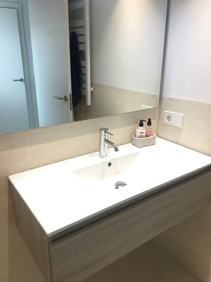 Een douche, een haardroger, handdoeken, zeep