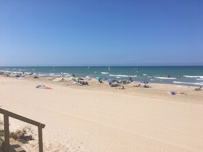 Accommodatie ligt op het strand, ligstoelen