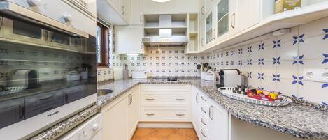 Microwave, dishwasher, coffee/tea maker, cookware/dishes/utensils