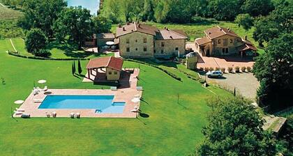 Lake House, Farm in the hills between Arezzo Florence Siena, Garden, Pool