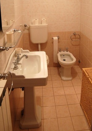 Doccia, asciugacapelli, bidet, asciugamani