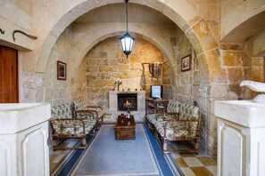 Interior - Gozo, semi detached farmhouse with sunny terraces and free internet access. (Kercem)