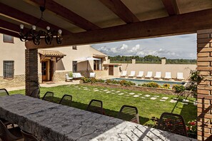 Outdoor dining - Among vineyards, near Barcelona, private swimming pool, barbecue, garden  (Sant Marti Sarroca)