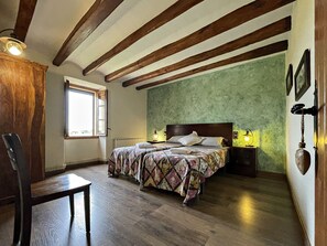 A bedroom with a wooden bed, a chair, a window, and a green wall. - Among vineyards, near Barcelona, private swimming pool, barbecue, garden (Sant Marti Sarroca)