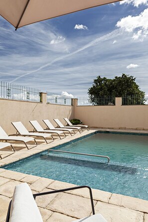 A swimming pool with lounge chairs and a covered area. - Among vineyards, near Barcelona, private swimming pool, barbecue, garden (Sant Marti Sarroca)