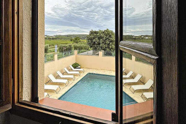 Una piscina al aire libre