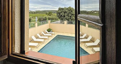 entre viñas ,cerca de Barcelona , piscina privada , barbacoa , jardin