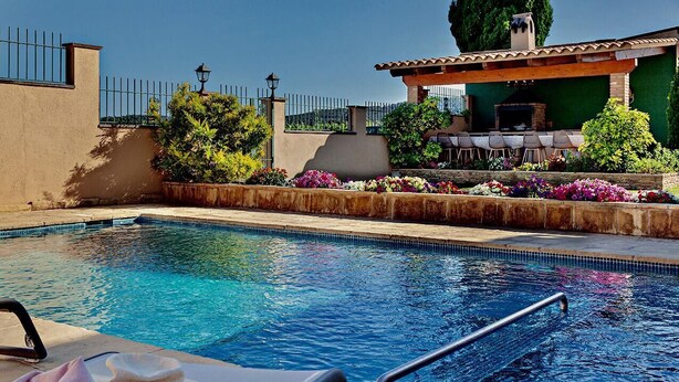 A swimming pool with a lounge area, a pergola, and a patio with outdoor seating. - Spectacular house nestled among vineyards, less than 1 hour from Barcelona (Sant Marti Sarroca)
