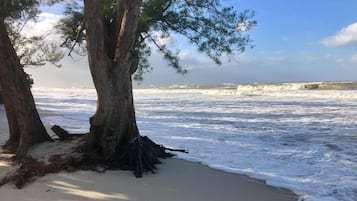 靠近海滩、沙滩椅、沙滩毛巾