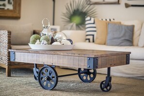 Smart TV, books, stereo