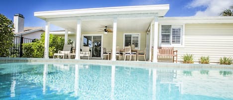 Una piscina al aire libre, una piscina climatizada