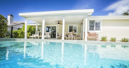 Charming Beach Cottage with private pool! 2 miles to beautiful Bonita Beach!